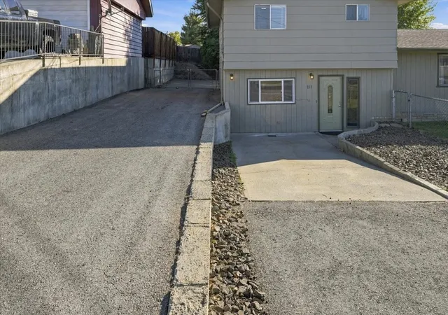 Photo 3 of Single family home for sale at 777 N Jerome Ln, East Wenatchee, WA 98802 | MLS# NWM2595117 | Listing updated on 2026-10-24