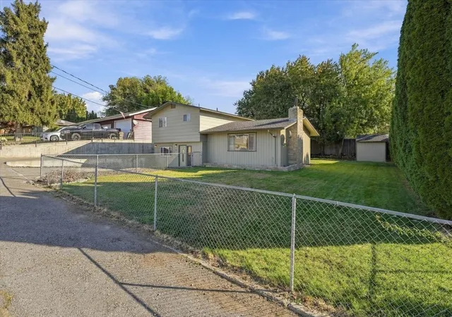 Photo 3 of Single family home for sale at 777 N Jerome Ln, East Wenatchee, WA 98802 | MLS# NWM2595117 | Listing updated on 2026-10-24