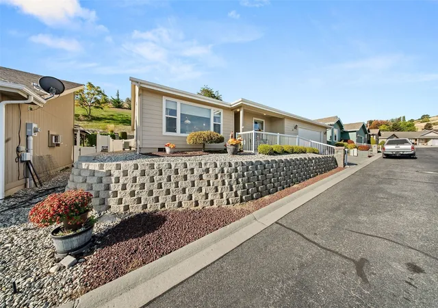 Photo 3 of Single family home for sale at 1837 Heritage Dr, Wenatchee, WA 98801 | MLS# NWM2595177 | Listing updated on 2026-10-20