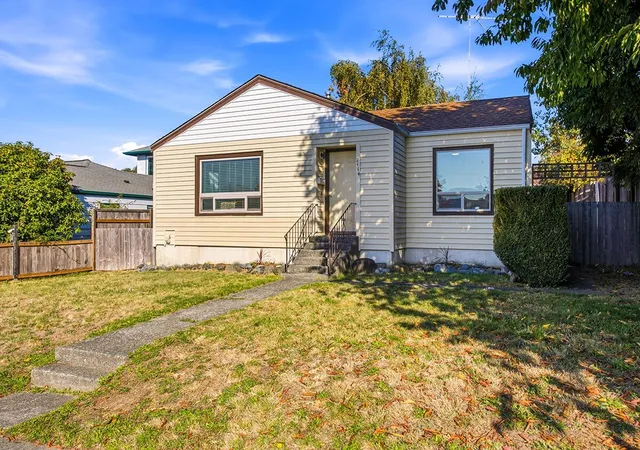 Single family home for sale at 2114 Parker Pl, Bremerton, WA 98310 | MLS# NWM2595217