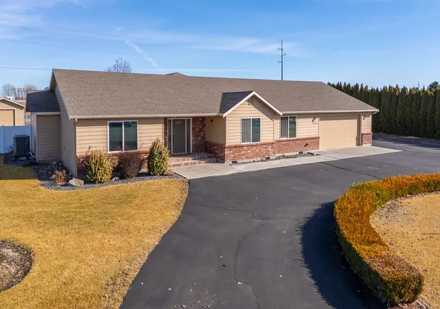 Photo 2 of Single family home for sale at 5766 Ne Ridgeview Dr, Moses Lake, WA 98837 | MLS# NWM2595270 | Listing updated on 2026-10-20