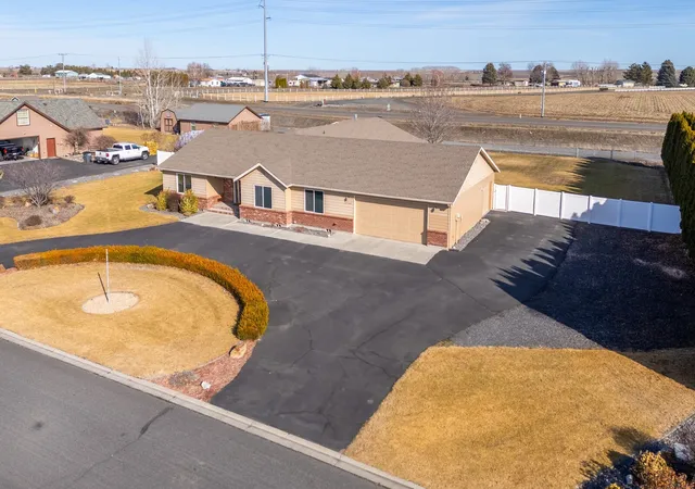 Photo 3 of Single family home for sale at 5766 Ne Ridgeview Dr, Moses Lake, WA 98837 | MLS# NWM2595270 | Listing updated on 2026-10-20