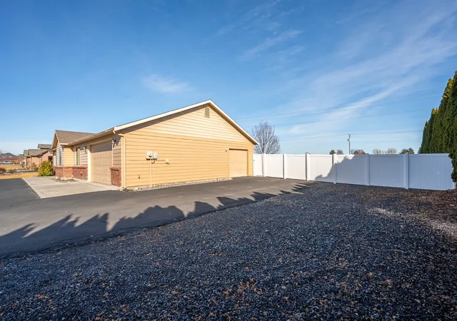Photo 3 of Single family home for sale at 5766 NE Ridgeview Dr, Moses Lake, WA 98837 | MLS# NWM2595270 | Listing updated on 2026-10-20