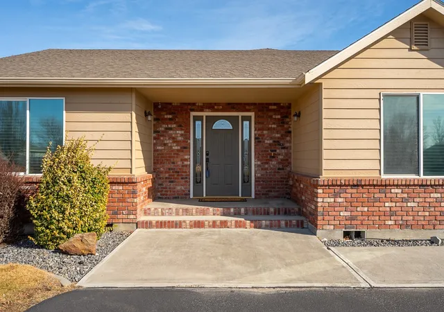 Photo 4 of Single family home for sale at 5766 NE Ridgeview Dr, Moses Lake, WA 98837 | MLS# NWM2595270 | Listing updated on 2026-10-20