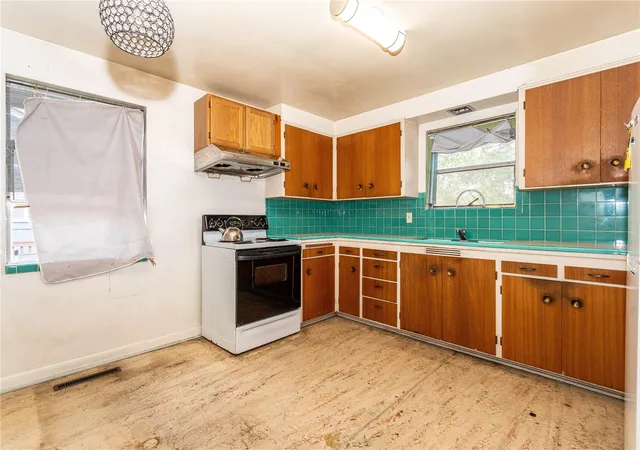 Photo 4 of Single family home for sale at 4021 46th Avenue S, Seattle, WA 98118 | MLS# NWM2595285 | Listing updated on 2026-10-21