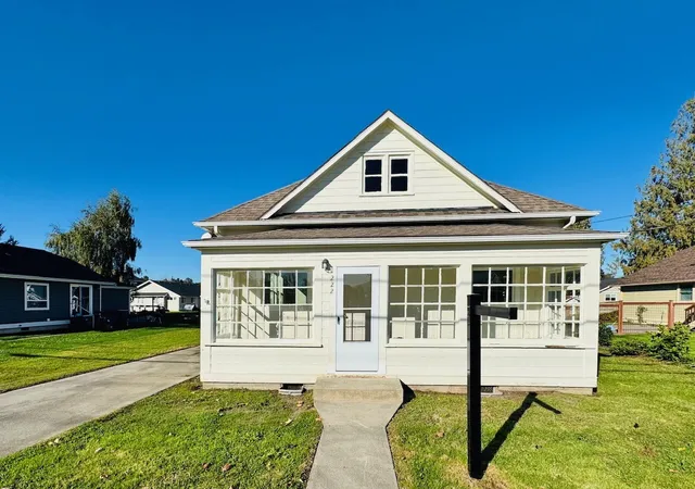 Photo 2 of Single family home for sale at 222 Front St, Sumas, WA 98295 | MLS# NWM2595289 | Listing updated on 2026-10-28