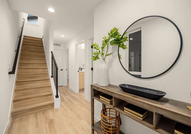Photo 4 of Sale Pending at 825 B 17th Ave, Seattle, WA 98144 | MLS# NWM2595407 | Listing updated on 2026-10-18