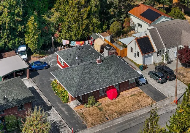 Photo 3 of Single family home for sale at 3017 Lynn St, Bellingham, WA 98225 | MLS# NWM2595416 | Listing updated on 2026-10-22