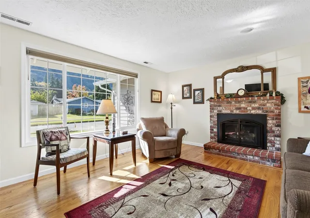 Photo 3 of Single family home for sale at 110 Holly Park St, Longview, WA 98632 | MLS# NWM2595662 | Listing updated on 2026-10-18