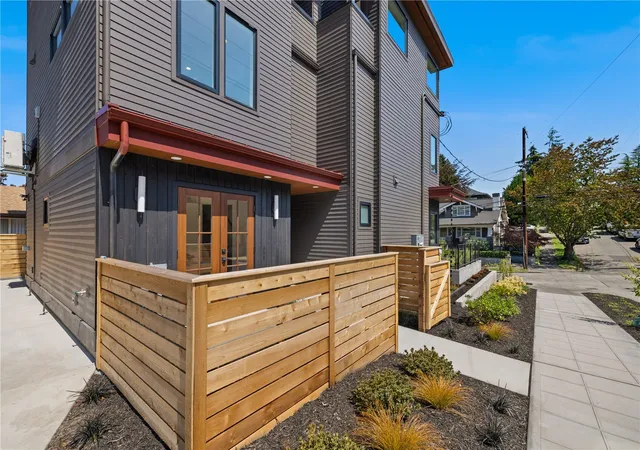 Photo 3 of Townhouse for sale at 270 Fulton St, Seattle, WA 98109 | MLS# NWM2595689 | Listing updated on 2026-10-18