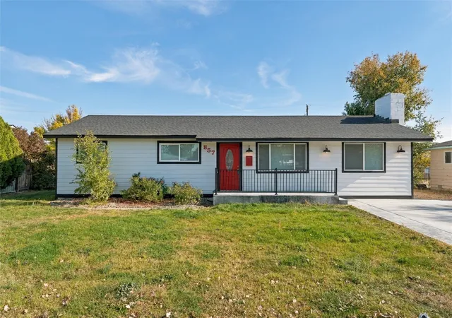 Photo 1 of Sale Pending at 857 N Vista Dr, Moses Lake, WA 98837 | MLS# NWM2595693 | Listing updated on 2026-10-21