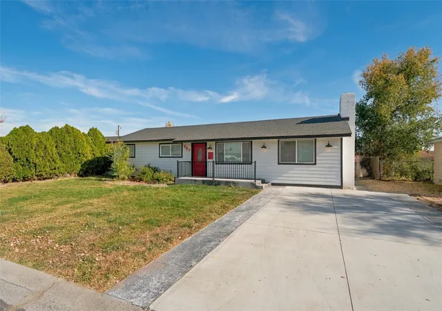 Photo 2 of Sale Pending at 857 N Vista Dr, Moses Lake, WA 98837 | MLS# NWM2595693 | Listing updated on 2026-10-21