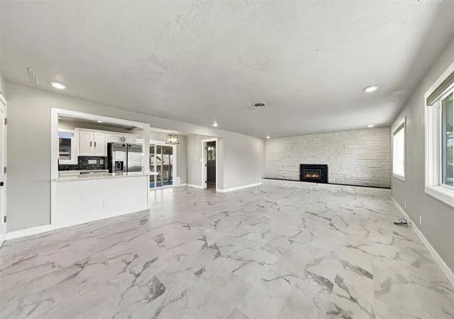 Photo 3 of Sale Pending at 857 N Vista Dr, Moses Lake, WA 98837 | MLS# NWM2595693 | Listing updated on 2026-10-21