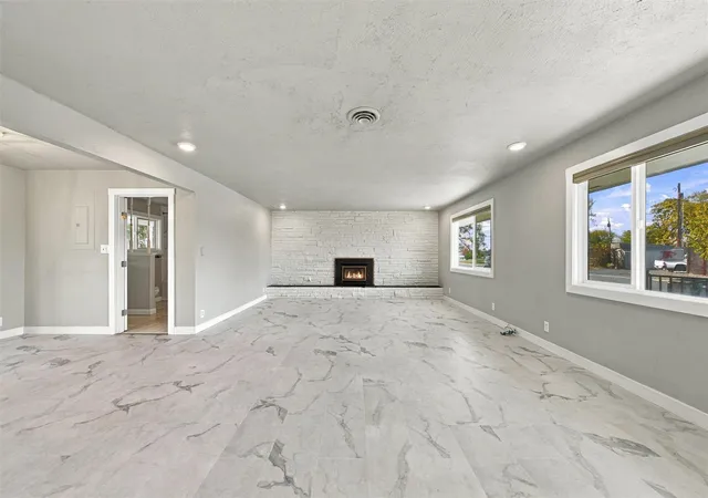 Photo 3 of Sale Pending at 857 N Vista Dr, Moses Lake, WA 98837 | MLS# NWM2595693 | Listing updated on 2026-10-21