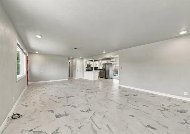 Photo 4 of Sale Pending at 857 N Vista Dr, Moses Lake, WA 98837 | MLS# NWM2595693 | Listing updated on 2026-10-21