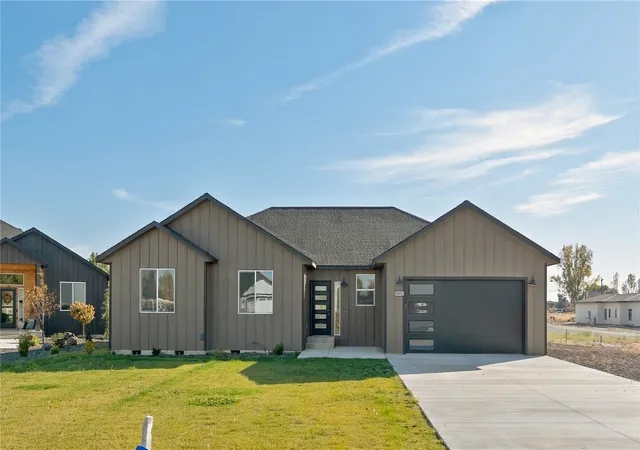 Single family home for sale at 6425 NE 2.15 Rd, Moses Lake, WA 98837 | MLS# NWM2595702