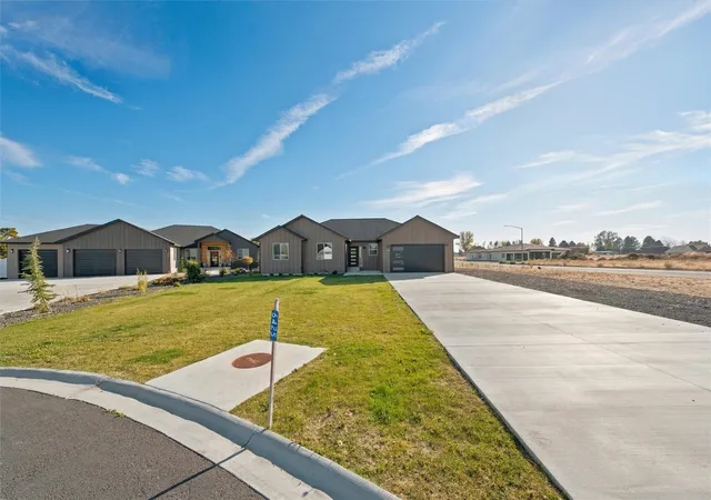 Photo 2 of Single family home for sale at 6425 NE 215 Rd, Moses Lake, WA 98837 | MLS# NWM2595702 | Listing updated on 2026-10-19