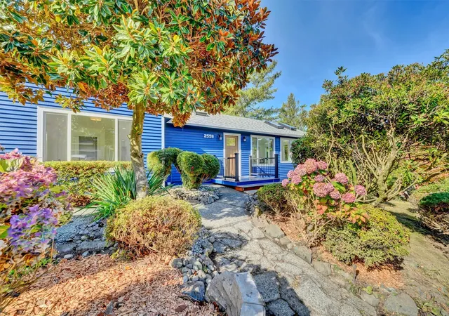 Photo 3 of Single family home for sale at 2559 Ne 98th Street, Seattle, WA 98115 | MLS# NWM2595821 | Listing updated on 2026-10-20