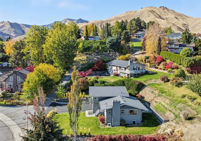 Photo 3 of Single family home for sale at 2322 5th Street, Wenatchee, WA 98801 | MLS# NWM2595881 | Listing updated on 2026-10-29