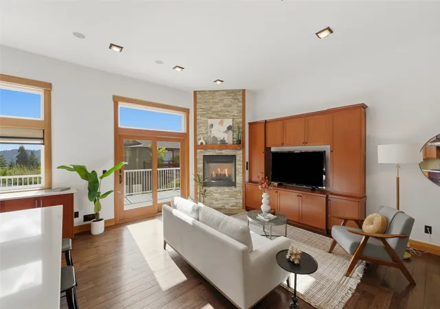 Photo 3 of Single family home for sale at 9723 Harborview Pl NW, Gig Harbor, WA 98332 | MLS# NWM2595902 | Listing updated on 2026-10-26
