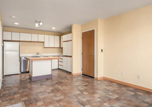 Photo 4 of Condo for sale at 211 Summit Ave E #403, Seattle, WA 98102 | MLS# NWM2595995 | Listing updated on 2026-10-27