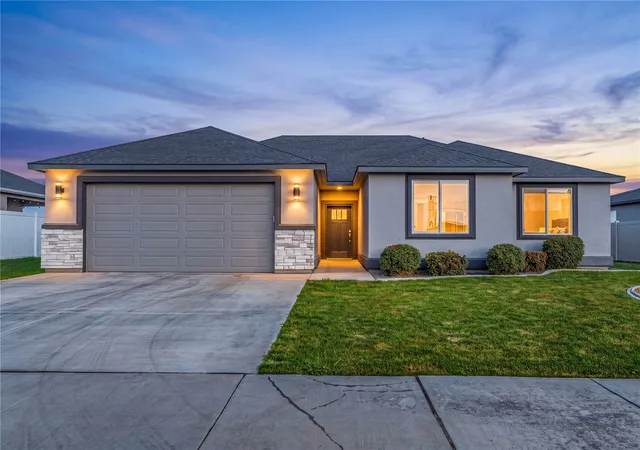 Photo 3 of Single family home for sale at 819 P St SW, Quincy, WA 98848 | MLS# NWM2595996 | Listing updated on 2026-10-28