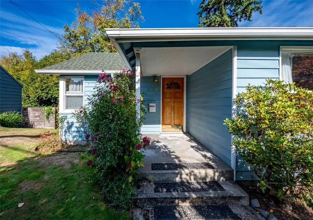 Photo 3 of Sale Pending at 4528 NE 54th Street, Seattle, WA 98105 | MLS# NWM2596005 | Listing updated on 2026-10-23