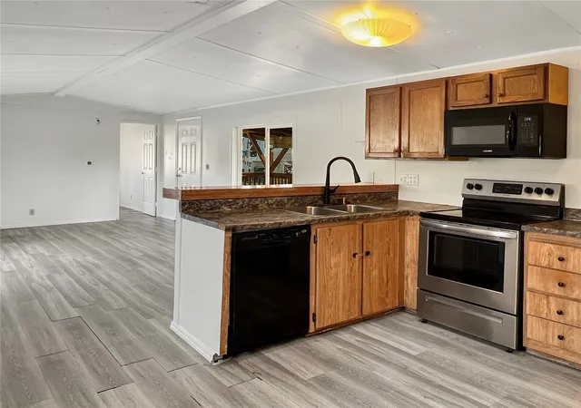 Photo 3 of Manufactured home for sale at 10900 Kuhlman Rd SE #44, Olympia, WA 98513 | MLS# NWM2596020 | Listing updated on 2026-10-22
