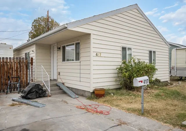 Single family home for sale at 417 Winslow Ave, Richland, WA 99352 | MLS# NWM2596058