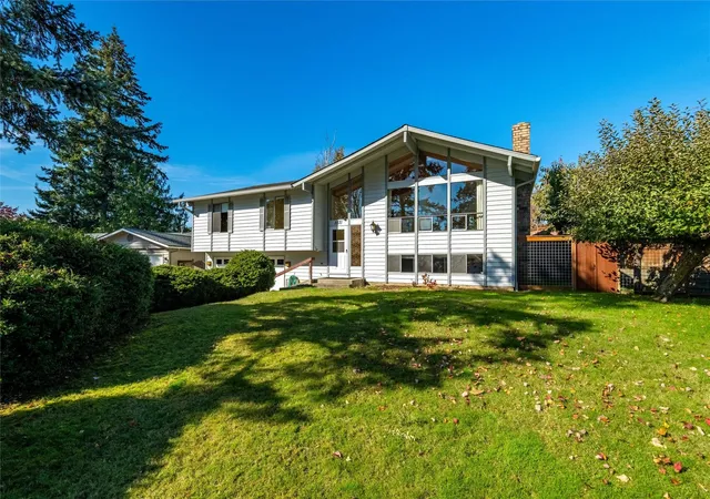 Photo 3 of Sale Pending at 3031 Crest Ct, Bellingham, WA 98226 | MLS# NWM2596102 | Listing updated on 2026-10-25