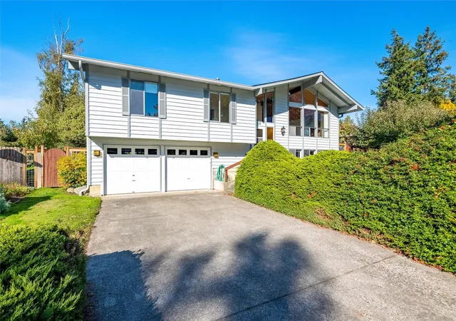 Photo 3 of Sale Pending at 3031 Crest Ct, Bellingham, WA 98226 | MLS# NWM2596102 | Listing updated on 2026-10-25