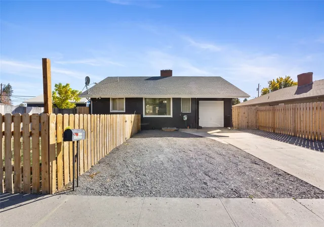Photo 3 of Single family home for sale at 1218 Sw D St, Ephrata, WA 98823 | MLS# NWM2596110 | Listing updated on 2026-10-20
