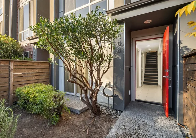 Photo 1 of Townhouse for sale at 508 N 105th Street, Seattle, WA 98133 | MLS# NWM2596148 | Listing updated on 2026-10-22