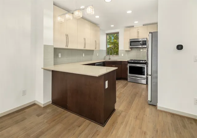 Photo 3 of Townhouse for sale at 508 N 105th Street, Seattle, WA 98133 | MLS# NWM2596148 | Listing updated on 2026-10-22