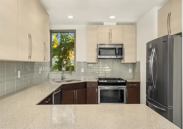 Photo 4 of Townhouse for sale at 508 N 105th Street, Seattle, WA 98133 | MLS# NWM2596148 | Listing updated on 2026-10-22