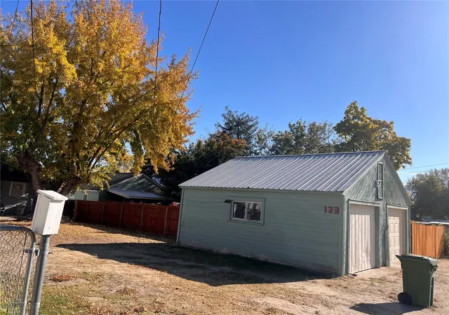 Photo 3 of Single family home for sale at 123 N Birch St, Omak, WA 98841 | MLS# NWM2596197 | Listing updated on 2026-10-22