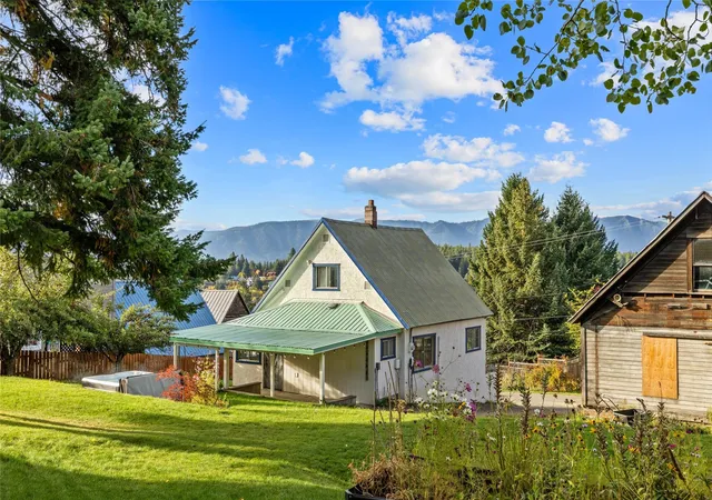 Photo 2 of Single family home for sale at 205 N D St, Roslyn, WA 98941 | MLS# NWM2596219 | Listing updated on 2026-10-20