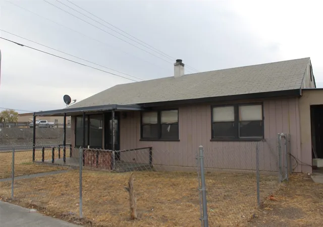 Photo 1 of Single family home for sale at 1237 E Terrace Ave, Moses Lake, WA 98837 | MLS# NWM2596238 | Listing updated on 2026-10-20