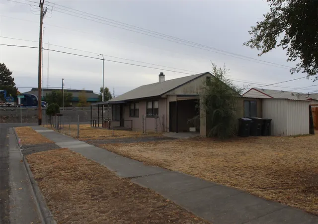 Photo 2 of Single family home for sale at 1237 E Terrace Ave, Moses Lake, WA 98837 | MLS# NWM2596238 | Listing updated on 2026-10-20