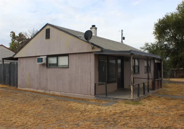 Photo 3 of Single family home for sale at 1237 E Terrace Ave, Moses Lake, WA 98837 | MLS# NWM2596238 | Listing updated on 2026-10-20