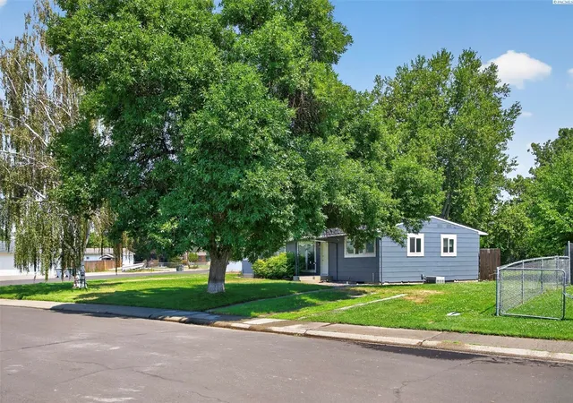 Photo 2 of Single family home for sale at 1016 Cedar Ave #A, Richland, WA 99354 | MLS# NWM2596285 | Listing updated on 2026-10-20