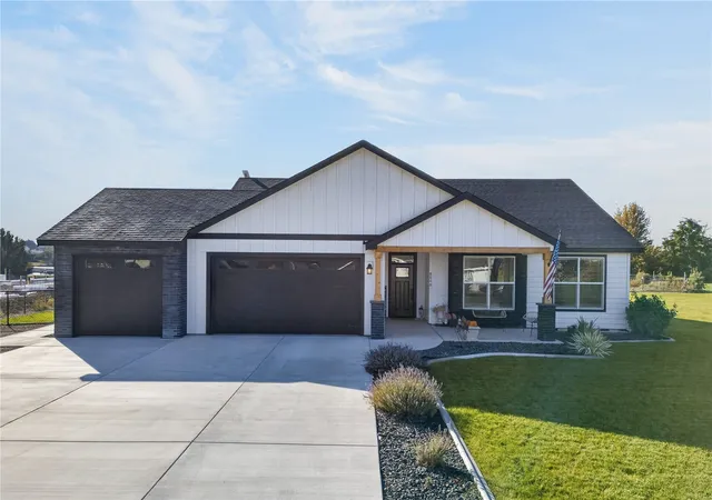 Photo 3 of Sale Pending at 8040 Olin Ct, Pasco, WA 99301 | MLS# NWM2596340 | Listing updated on 2026-10-25