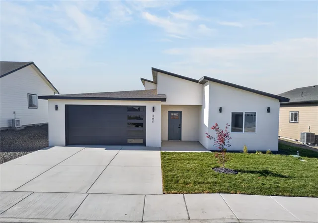 Photo 1 of Single family home for sale at 305 Hogan St, Sunnyside, WA 98944 | MLS# NWM2596478 | Listing updated on 2026-10-21