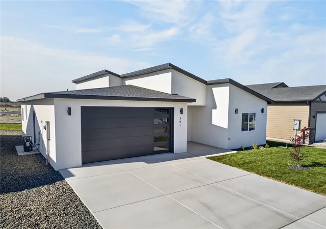 Photo 2 of Single family home for sale at 305 Hogan St, Sunnyside, WA 98944 | MLS# NWM2596478 | Listing updated on 2026-10-21