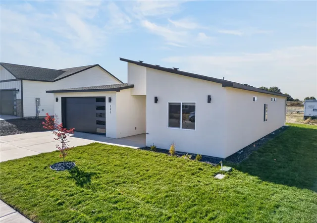 Photo 3 of Single family home for sale at 305 Hogan St, Sunnyside, WA 98944 | MLS# NWM2596478 | Listing updated on 2026-10-21
