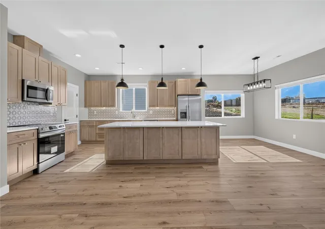 Photo 4 of Single family home for sale at 305 Hogan St, Sunnyside, WA 98944 | MLS# NWM2596478 | Listing updated on 2026-10-23