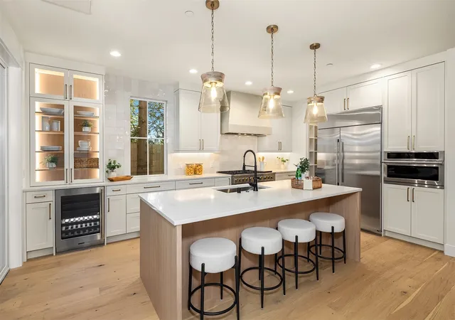 Photo 2 of Townhouse for sale at 11814 Ne   11810 103rd Pl, Kirkland, WA 98033 | MLS# NWM2596504 | Listing updated on 2026-10-25