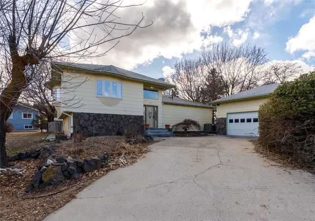 Photo 1 of Single family home for sale at 200 Sunny Dr, Electric City, WA 99123 | MLS# NWM2596515 | Listing updated on 2026-10-21