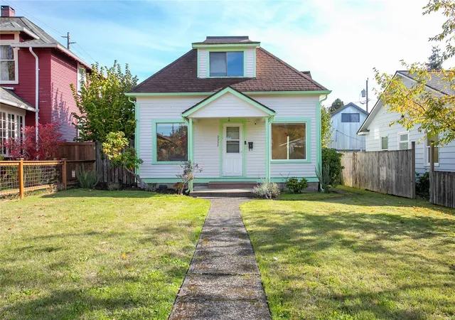 Photo 4 of Single family home for sale at 2332 Franklin St, Bellingham, WA 98225 | MLS# NWM2596534 | Listing updated on 2026-10-23