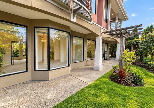 Photo 3 of Condo for sale at 7700 E Green Lake Dr N #D4, Seattle, WA 98103 | MLS# NWM2596558 | Listing updated on 2026-10-29